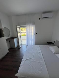 Lola Guest House - 9