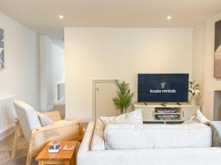 Modern Canterbury 3 Bedroom Townhouse - Pets Welcome & Free Parking - 7