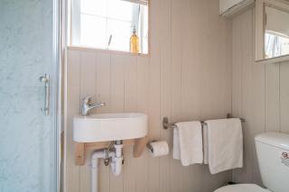 Ailsa- Enchanting Tiny House with wood burner and hot tub in Cairngorms - 1