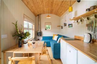Ailsa- Enchanting Tiny House with wood burner and hot tub in Cairngorms - 2