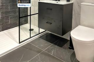 Large 6BDR House By Homebird Property Management Short Lets & Serviced Accommodation Leeds With Secured Parking & Garden Area - Leeds - 9