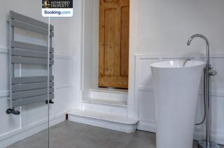 Large 6BDR House By Homebird Property Management Short Lets & Serviced Accommodation Leeds With Secured Parking & Garden Area - Leeds - 4