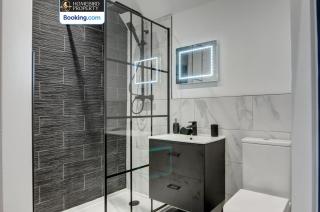 Large 6BDR House By Homebird Property Management Short Lets & Serviced Accommodation Leeds With Secured Parking & Garden Area - Leeds - 5