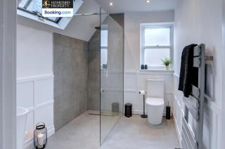 Large 6BDR House By Homebird Property Management Short Lets & Serviced Accommodation Leeds With Secured Parking & Garden Area - Leeds - 2