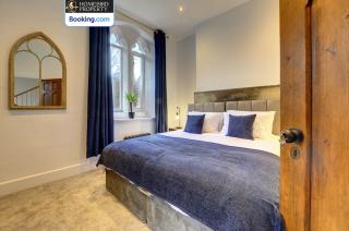 Large 6BDR House By Homebird Property Management Short Lets & Serviced Accommodation Leeds With Secured Parking & Garden Area - Leeds - 1