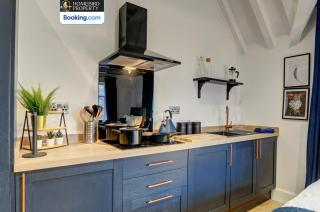 Large 6BDR House By Homebird Property Management Short Lets & Serviced Accommodation Leeds With Secured Parking & Garden Area - Leeds - 5