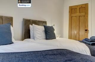 Large 6BDR House By Homebird Property Management Short Lets & Serviced Accommodation Leeds With Secured Parking & Garden Area - Leeds - 2
