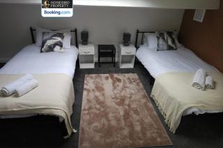 5 Bedroom House By Homebird Property Management Short Lets & Serviced Accommodation Leeds With Free Parking & Garden - Leeds - 1