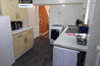 5 Bedroom House By Homebird Property Management Short Lets & Serviced Accommodation Leeds With Free Parking & Garden - Leeds - 9