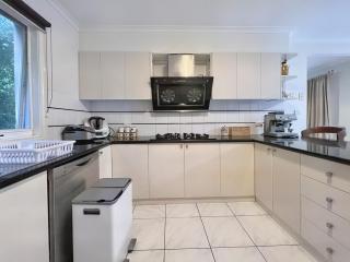 No 58 Bright & Spacious 4-Bedroom Home - 5