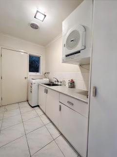 No 58 Bright & Spacious 4-Bedroom Home - Doncaster - 4