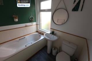 Spacious 3-Bedroom Semi Detached House By Homebird Property Management Short Lets & Serviced Accommodation Leeds With Private Parking & Garden - Leeds - 1