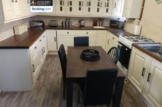 Spacious 3-Bedroom Semi Detached House By Homebird Property Management Short Lets & Serviced Accommodation Leeds With Private Parking & Garden - 8