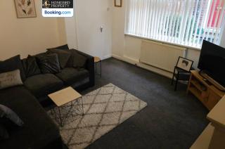Spacious 3-Bedroom Semi Detached House By Homebird Property Management Short Lets & Serviced Accommodation Leeds With Private Parking & Garden - 3