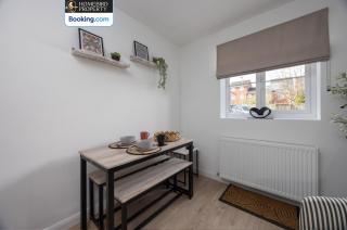 Luxuriou 5 Bedroom House By Homebird Property Management Short Lets & Serviced Accommodation Leeds With Private Parking & Free WiFi - Leeds - 7