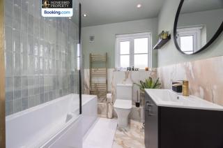 Luxuriou 5 Bedroom House By Homebird Property Management Short Lets & Serviced Accommodation Leeds With Private Parking & Free WiFi - Leeds - 2