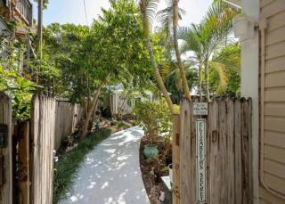 Elizabeth's Secret - Old Town Key West - 9