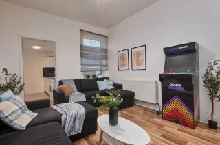 Spacious 4-Bed House for 12 Guests with Parking - 0