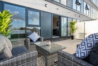 1 BR Flat Prime Spot Near Station, Shops & Culture - 9