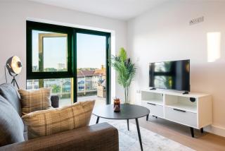 1 BR Flat Prime Spot Near Station, Shops & Culture - 4