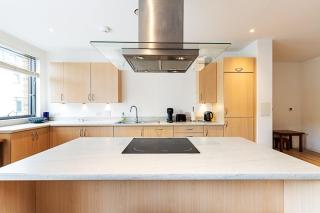 Modern Greenwich Flat with Balcony - 4