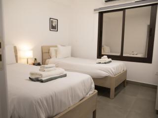 Spacious 2BR Apartment with Private Yard - Prime Location in Paphos - Sunshine Venus - Pafos - 1