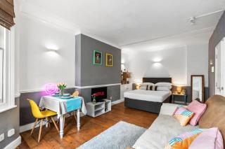 Modern Coastal Studio – Steps from the Beach! - Brighton & Hove - 9