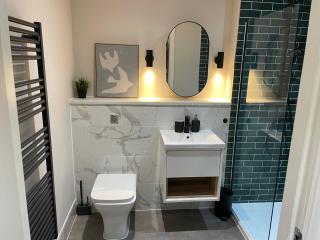 Chic central Leeds retreat - 3