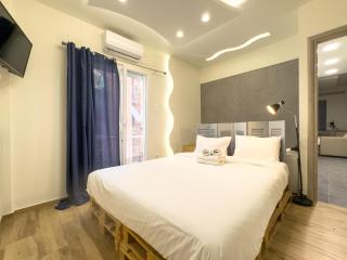 Athenian Hideaway - Spa Tub and Walk to Metro - Athen - 0