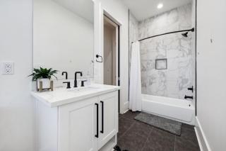 Immaculate Superdome Home Parking Yard TVs Ensuite - 6