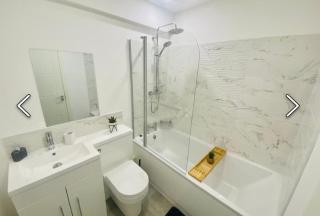 Elegant 13-Bedroom Retreat for 29 Guests, Premier Location & Private Parking - 6