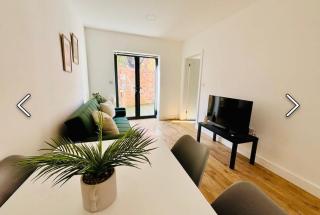 Luxury 13-Bedroom Retreat, Sleeps 29, Premier Location, Private Parking - 2