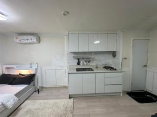 1BR City Hideaway Steps from Subway, COEX, Cafes, Nightlife - 5