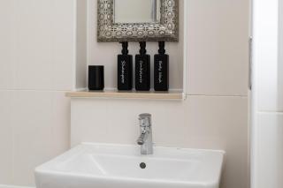 Vibrant Central 2BR Free Parking Long Stays - Milton Keynes - 9