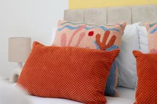 Vibrant Central 2BR Free Parking Long Stays - 3