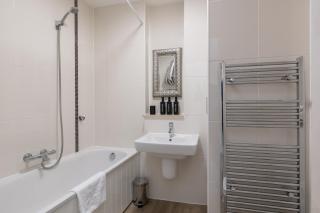 Vibrant Central 2BR Free Parking Long Stays - 2