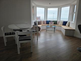 Stunning Ocean Vista Sleeps 6 Modern New Apartment - Blackpool - 8