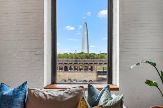 Epic Arch Views! Spacious & Stylish Downtown Loft - 9