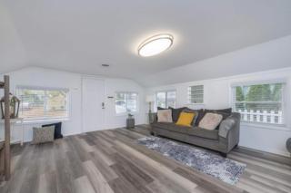 2BR Shoreside Retreat w Beach Access Interiors - 9
