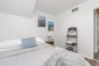 2BR Shoreside Retreat w Beach Access Interiors - 6