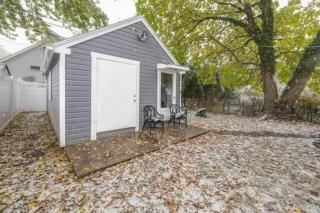 2BR Shoreside Retreat w Beach Access Interiors - 4