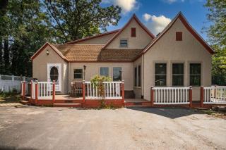 Whimsical Historic Getaway Near Golf Skiing and Wisconsin Southern Lakes - 8