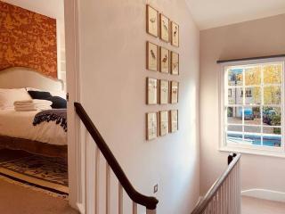 Stunning Central Georgian Home - Cambridge - 6