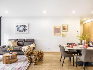 Stylish 2BR Unit with Pool and Gym in South Brisbane - 4