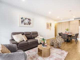 Stylish 2BR Unit with Pool and Gym in South Brisbane - Brisbane - 3