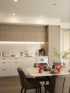 Stylish 2BR Unit with Pool and Gym in South Brisbane - Brisbane - 2