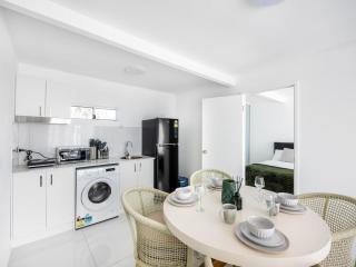 Spacious Dual Stay Main House Separate Studio - 1