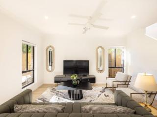Grand Luxe Oasis Prime Location Balcony and Patio - Brisbane - 0