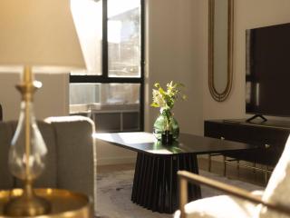 Grand Luxe Oasis Prime Location Balcony and Patio - 9