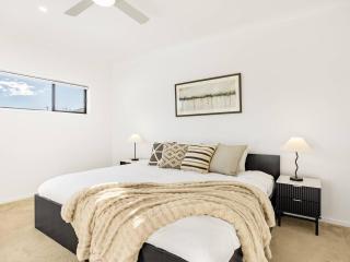 Grand Luxe Oasis Prime Location Balcony and Patio - Brisbane - 2
